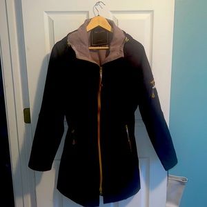 ILSE JACOBSEN HORNBÆK RAIN 37 3/4 LENGTH RAIN JACKET SIZE 42